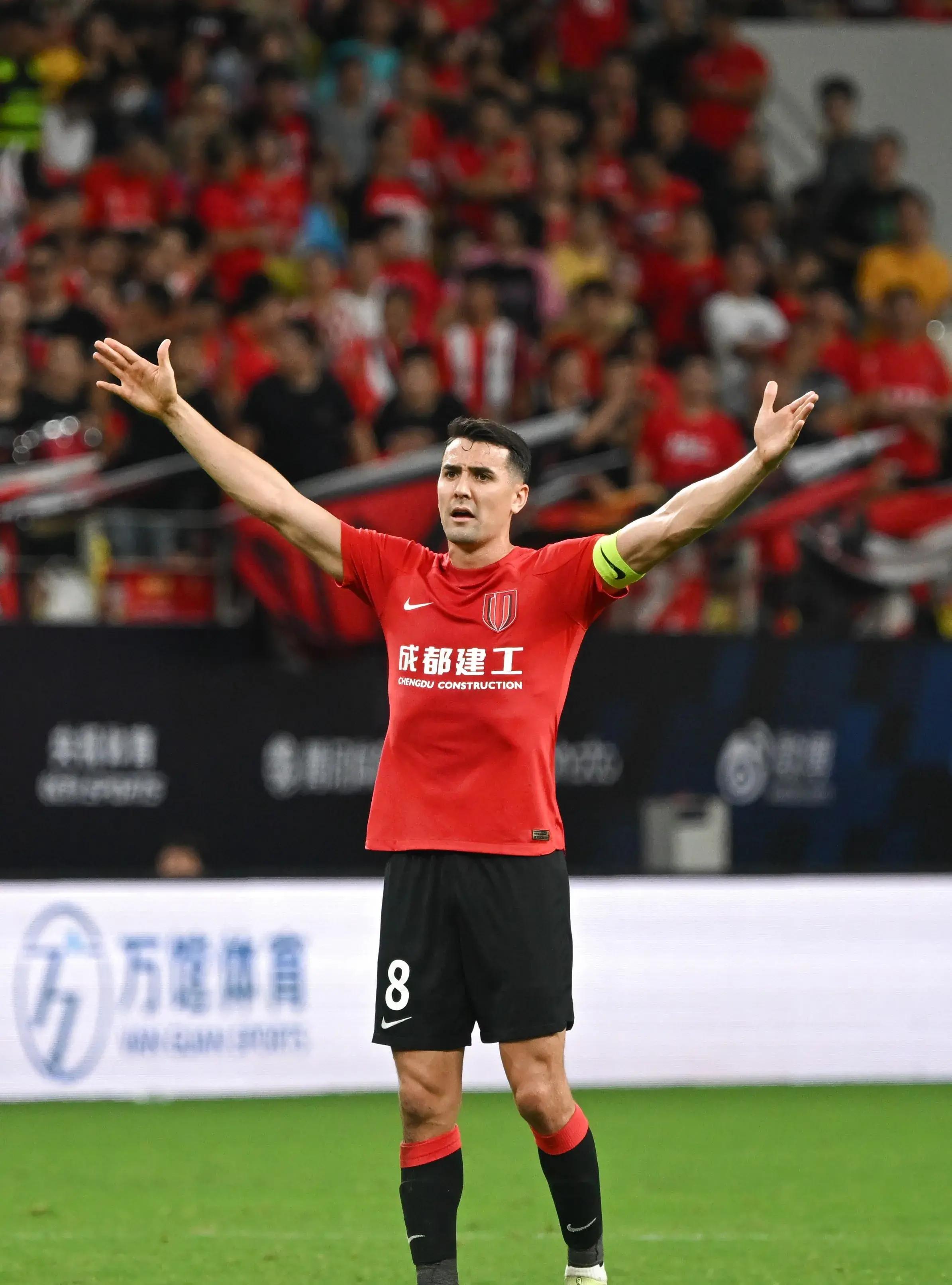 里尔迎意甲关键赛；国际比赛日迎来里程碑；压力陡增；年轻球员得到机会的简单介绍