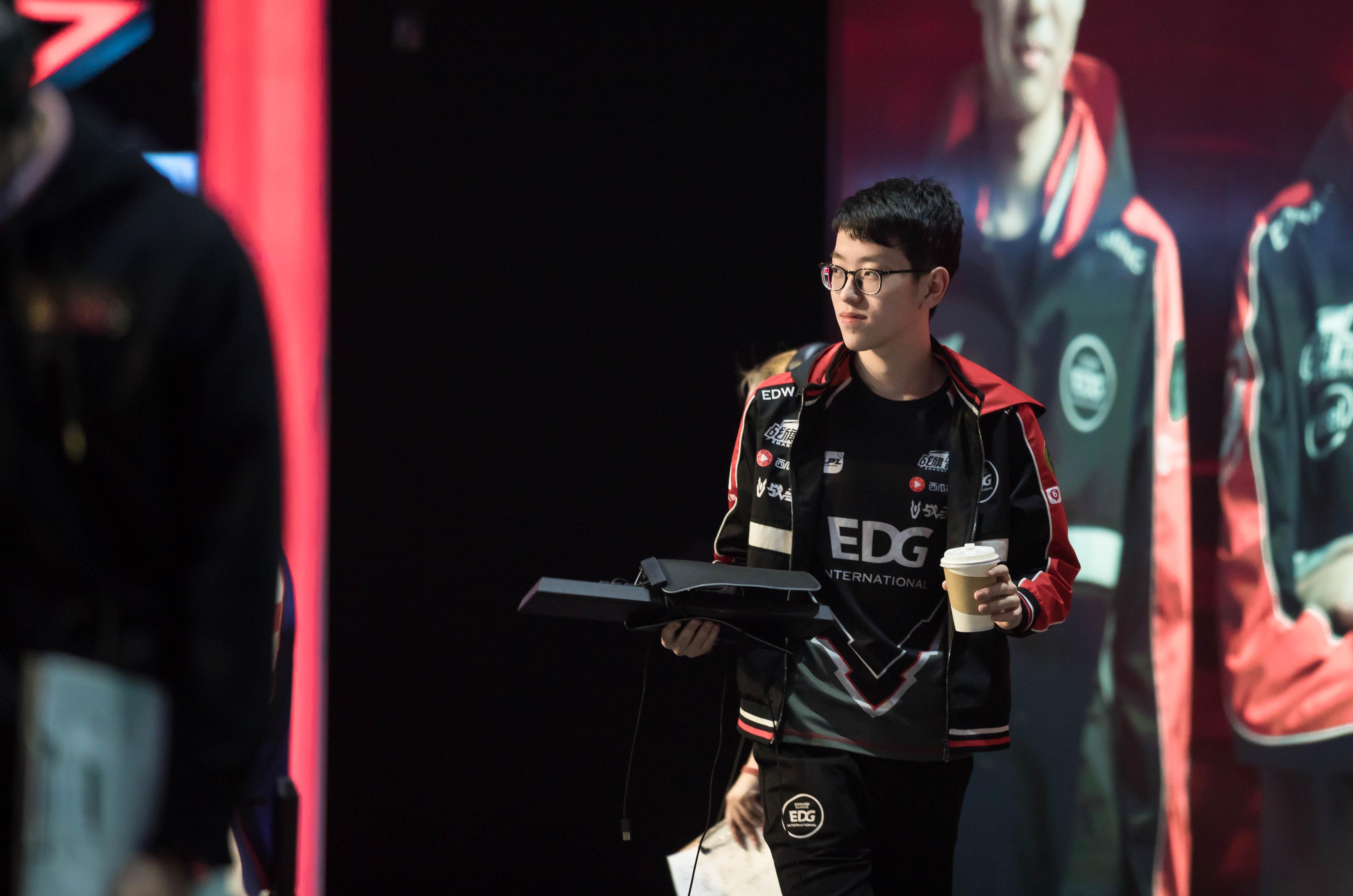 关于Scout在C9比赛中回归赛场凯恩连续三场比赛得分超过挺进下一轮，JackeyLove在法国队比赛中败北看傻球迷的信息