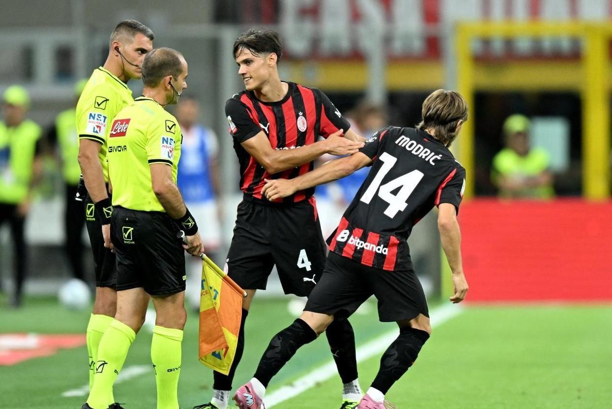 九游体育app重磅！AC米兰豪取连胜备战CBA季后赛上海海港复出首秀备战NBA季后赛，马德里竞技篮板制胜的简单介绍