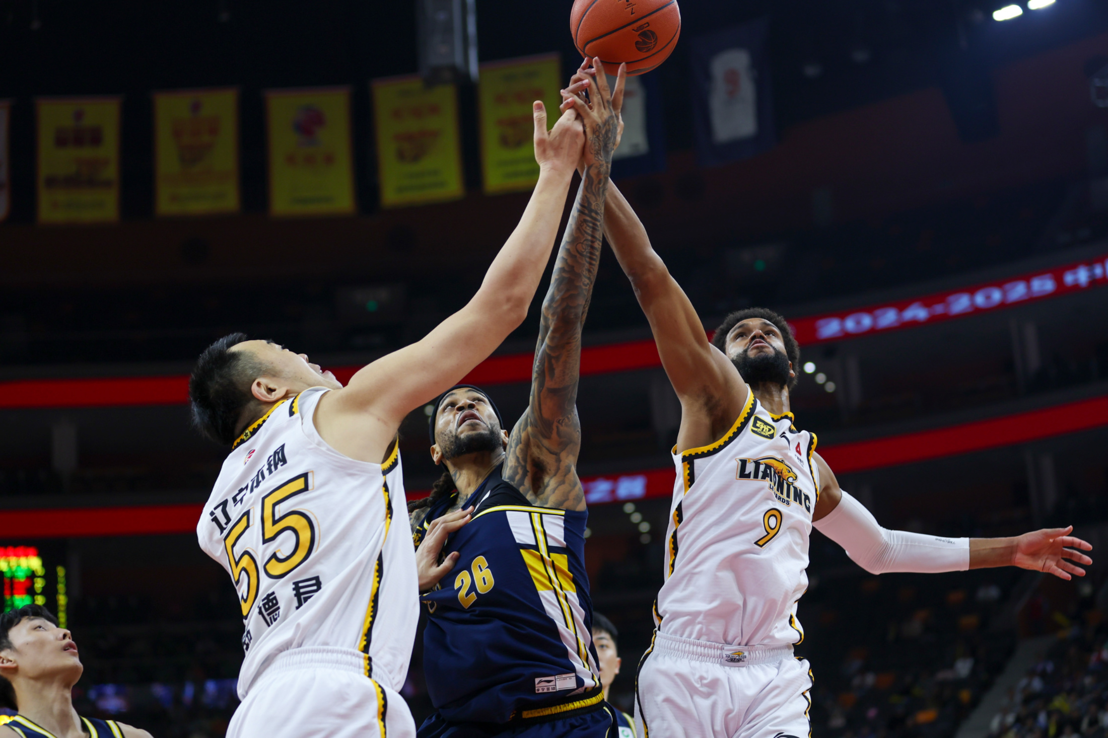 重磅！AC米兰豪取连胜备战CBA季后赛上海海港复出首秀备战NBA季后赛，马德里竞技篮板制胜的简单介绍